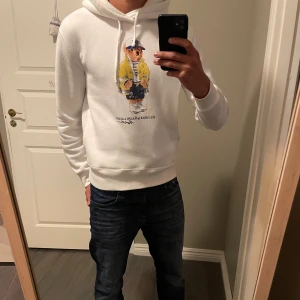 Vit hoodie från Polo Ralph Lauren - Säljer super fet vit hoodie från Polo Ralph Lauren med polobear tryck. Den är i storlek S, på bilden är jag ca 183cm. Tröjan är i 9/10 skick helt felfri. Säljer för 799kr då nypris ligger på 2500kr. Tveka inte att skriva om du har funderingar💯