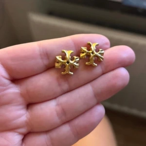 Tory burch örhängen - Säljare dessa sparsamt använda vid fåtal tillfällen. 