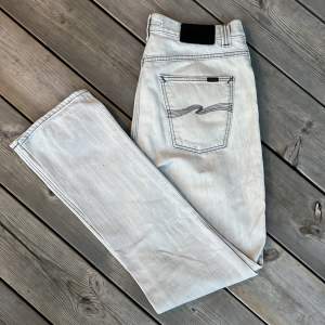 Asfeta grå/vita jeans från Nudie 🔥 Storleken är W33 L34, modell är grim trim 🚨skick är 7/10 där de är ej tvättade, och där de är använda sen tidigare 🙏  Hör av er vid frågor och funderingar ☺️