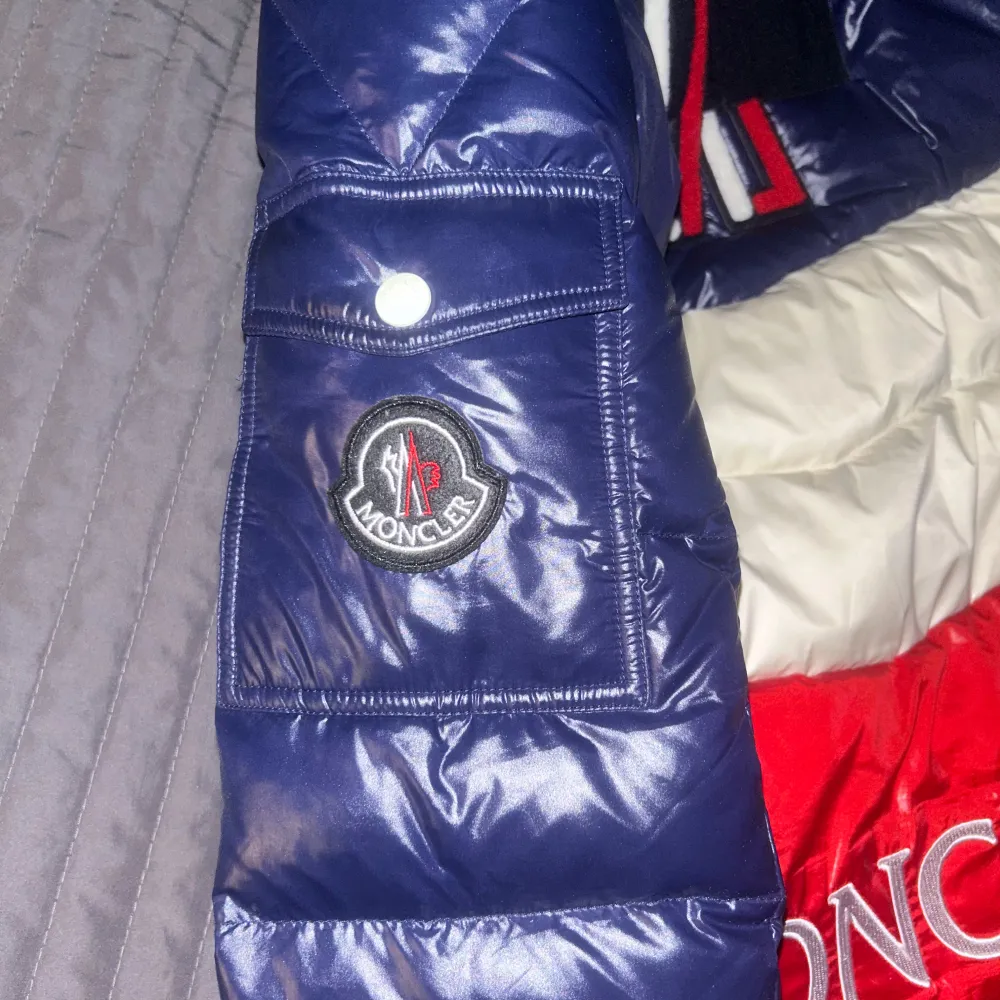 Intresse koll på denna Moncler kith Jacka. Skick 7 / 10 men inget som märks   Hör av er om fler bilder. Jackor.