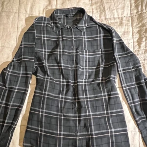 rutig skjorta - Väldigt bra skick! Inte använd många gånger. Genomskinligt material. 