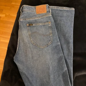 Lee jeans - Sköna lee jeans skriv för intresse. Köpte på rea för 899 använda kanske 2 gånger. 