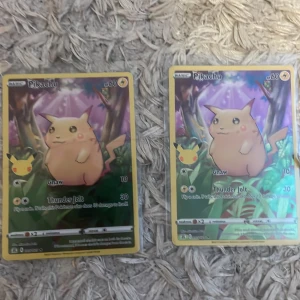 Två sällsynta pikachu  - Båda korten är i skick från 2021