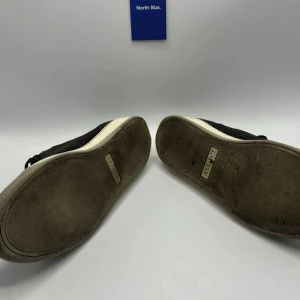 Lanvins - Helt ok skick köpt i butik. Ny pris 5000kr +. Storlek 44. Dust bag och låda följer inte med. Snabb affär sänker jag priset!