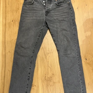 Gråa Jeans från Zara - Storlek: EU 40 (USA 31, MEX 31) Märke: Zara Skick: Mycket bra skick Färg: Mörkgrå Användning: Perfekta för både vardag och avslappnade tillfällen, dessa jeans ger en modern och enkel look som passar med många stilar.