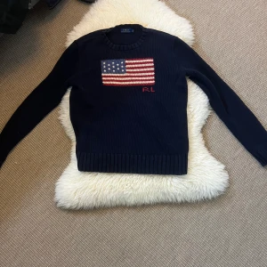 Mörkblå stickad tröja från Polo Ralph Lauren - Säljer en  mörkblå stickad tröja från Polo Ralph Lauren i väldigt bra skick. Passar för folk som har S storlek. Nypris 4500