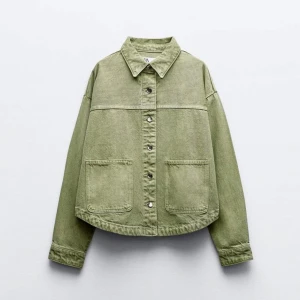 Jeans jacka - Säljer min populära gröna jeans jacka från ZARA, använd några gånger så den är i fint skick utan fläckar osv.💞