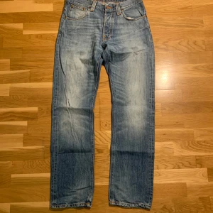 Nudie STRAIGHT ALF - Görfeta nudie STRAIGHT ALF med en helt otrolig wash. Dessa e lite mer baggy men e fortfarnde riktigt fina. Finns tecken på defekter. Dom e i storlek W30 x L32. Ifall mer frågor eller bilder så skriv gärna!