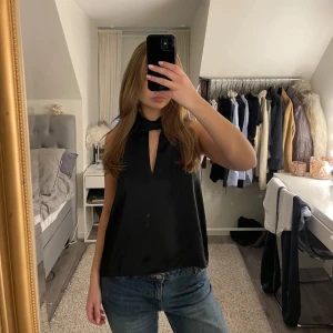 Silkestopp - Svart festtopp i silke. Super fin! En knapp har gått av i nacken där man knäpper, inte super märkbart enligt mig. Hör av er om ni vill ha bild på slitningen samt vid frågor/prisförslag💞