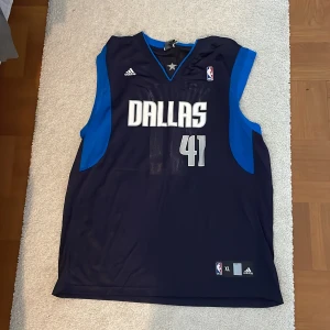Basketlinne Dirk Nowitzki - Garderobsrensing! Säljer ett sjukt fett Dirk Nowitzki Basketlinne i storlek XL herr. Fick 2st av en polare som var i USA, men behövde bara det andra då det passade bättre. Grymt bra skick!