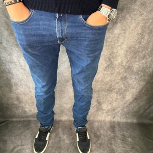 Replay anbass jeans  - // Replay anbass jeans | Storlek W33/L32 (sitter som 32/32) | Benlängd: 109cm / Midja: 43cm | Nypris runt 1800kr | Kontakta för fler frågor eller funderingar // Deluxecloset 