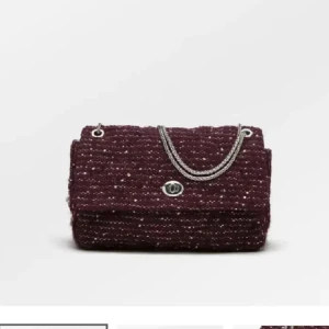 Becksöndergaard väska vinröd  - Vinröd Becksöndergaard väska, några lösa trådar samt lite missfärgad kedja❤️❤️skriv för bilder!