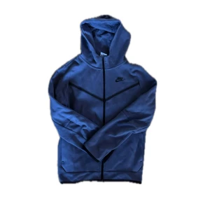 Nike tech fleece - Unik Nike tech fleece, xl i junior storlek. Helt perfekt skick inga fläckar eller nått. Skriv om ni undrar något mer