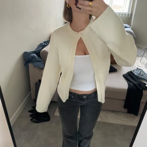 Vit kofta  - Fin kofta från Gina. Storlek xs