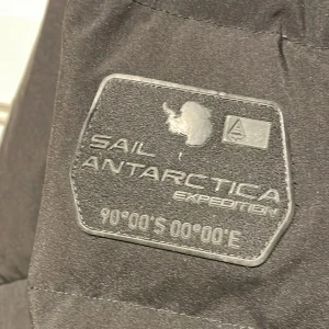 Sail Racing Technology vinter jacka - Sail racing Technology vinter jacka i stl 170 svart färg. Använd en vinter, hänget är trasig, annars är jackan i fint skick!