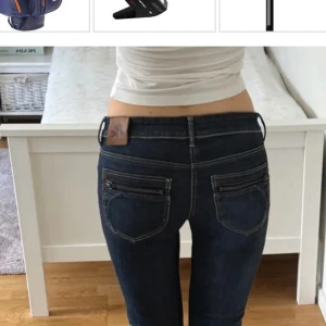 Lågmidjade Bootcut jeans-Levi  - Bootcut jeans som tyvärr har blivit för små för mej men jätte snygga storlek 25.