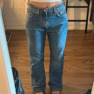 Blå mid waist jeans - Använda en del Fint skick