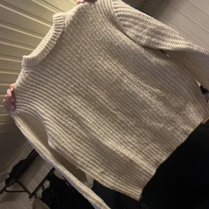 Vit/beige stickad tröja - Stickad tröja som är väldigt lite använd 