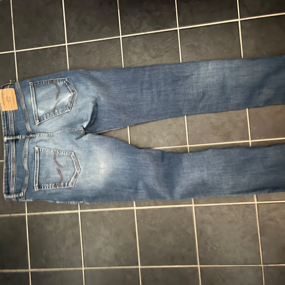 Säljer helt nya omvända Jack & Jones jeans, som köptes fel storlek och inte passar. Storlek 34 men passar bra för nära storlekar också. Nypris: 930kr mitt pris 700kr.. Farkut & Housut.