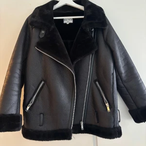 Jacka från Nakd - jättefin jacka från nakd som tyvärr blivit för liten, jätte mysig och perfekt nu till höst och vinter🩷