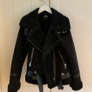 Jacka i shearling strl S - Jag säljer denna jätte snygga jacka ifrån zara! Använd få gånger och är i jättebra skick 💓 köpt för 859kr, säljer för 470kr, köparen står för frakt 
