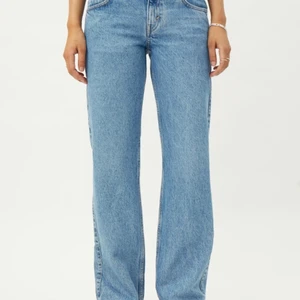 Lågmidjade jeans - Jag säljer mina blåa arrow jeans från weekday, lågmidjade