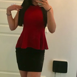 Classy vinröd topp, storlek S - En topp som får dig och se proffessionell samt elegant ut🥰 passar till jobbintervjuer, kontorsjobb eller flottiga middagar, fester mm. Toppen nyper Bekvämt in sig vid midjan och får dig att se SNATCHED ut⏳ )(