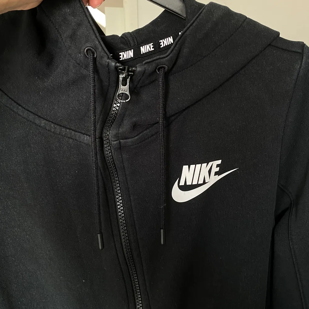 Svart zipup från Nike. Lite urtvättad men inte märkbart.. Hoodies.