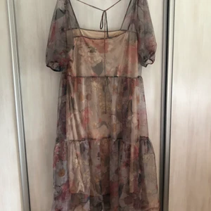 Blommig mesh maxi dress - Oanvänd blommig maxi klänning från hm med puff ärmar. 