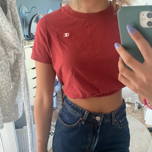 Croppad röd champion t-shirt! - så snygg croppad champion tisha köpt på second hand!! blir din för 60kr +frakt ❣️