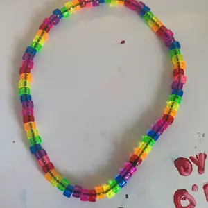 Dessa halsband är hemmagjorda, amrmbandet oxå❤️armbandet är färgerna för Bisexuell å dem andra två är gay🏳️‍🌈 alla tre blir 15 en kostar 5