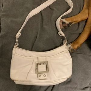 Handväsla - Axelremsväska vit lite sliten men ändå väldigt fin