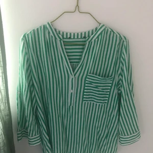 Blus - Grön och vit-randig blus. Tunn och luftig. Bra skick! 60kr+frakt💛