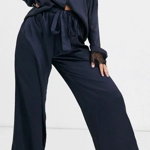 PYJAMASBYXOR - Pyjamasbyxor i silke från ASOS. Använda fåtal gånger, nyskick