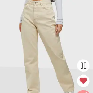 Säljer dessa beiga jeans från Nelly som knappt är använda, storlek 36. Nypris är 600, säljer för 200 + frakt!💗