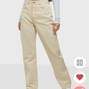 Nly jeans beige  - Säljer dessa beiga jeans från Nelly som knappt är använda, storlek 36. Nypris är 600, säljer för 200 + frakt!💗