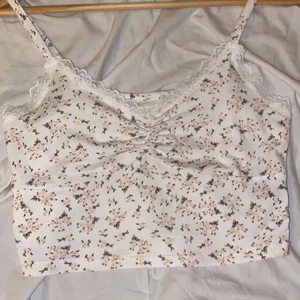 Blommigt linne - Blommigt linne från shein. Säljer pga att den inte kommit till användning. 