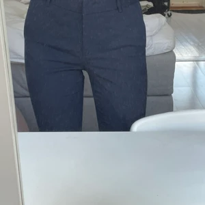 Kostymbyxor - Raka marinblå kostymbyxor, långa i benen! Är 176 och de går ner över skorna. 