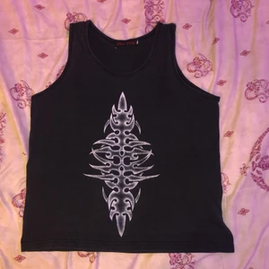 Linne med cool detalj - Vintage linne som jag hitta när jag städade, är säkert från tidigt 2000-talet har ej använt den men det sitter lite oversized på mig som är XS men det är bara fint, skulle passa till en S och en M också skulle jag tro.