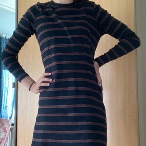 Randig klänning  - Randig klänning från pull and bear. Köpt på Plick förra sommaren men näst intill oanvänd. Storlek L men passar även mig som vanligtvis bär S och är över 170 lång. Frakt tillkommer😊