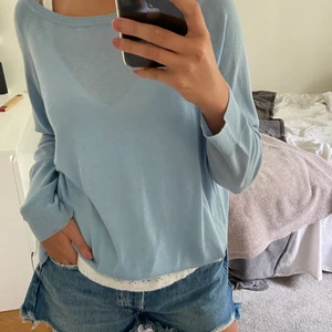 Tröja  - Säljer denna snygga tunt stickade tröjan från zara! Den är använd men i bra skick. Storlek M men passar även mig som brukar ha S. DM vid intresse!💕💕 (köpare står för frakt)