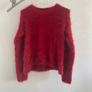 Röd tröja - En röd tröja. Skriv vid intresse!!
