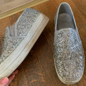 Glitter sneakers - Snygga glitter sneakers inköpa för 599. Fina och bra skick, storlek 37. 