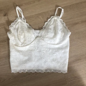 Toppar - Säljer denna fina toppen som passar perfekt till fest eller liknande, den är ifrån bikbok, troppen har band som är justerbara. Frakt tillkommer☺️