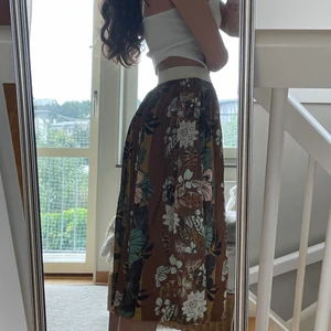 längre kjol - en lite längre kjol köpt i italien för något år sen men sedan dess aldrig använd så den är i perfekt skick :) passar strl xs-m beroende på hur man vill ha den, då den har resår i midjan ❤️‍🔥❤️‍🔥❤️‍🔥