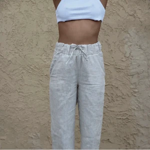 Beiga linnebyxor a-dsgn - Slutsålda beige linnebyxor från Alice stenlöf märke A-dsgn❤️ Lägger ut igen pga oseriös köpare! För fler bilder och info, skriv privat <3 100% linne. Passar även en XS❤️ Helt oanvända med tag kvar! 