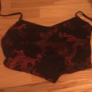 Svart o rött linne - Svart o rött linne! Priset kan diskuteras men inte lägre än det satta priset! STÅR EJ FÖR FRAKT! Återkommer med fraktpris!