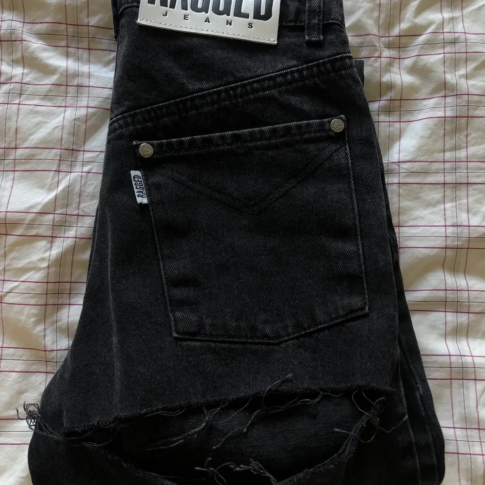 Mörkgrå raka jeans från Ragged i storlek 34, med en riven detalj vid ena bakfickan (se bild). Jeansen är i 100% bomull och aldrig använda då de tyvärr var aningen små :// kan mötas upp i Stockholm alternativt skicka . Jeans & Byxor.