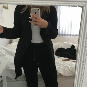 Svart kappa - svart kappa i toppskick, nästan aldrig använd, jag är 161 och är perfekt i längden. 💐