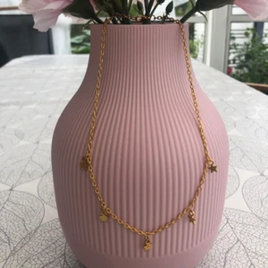 Smycken, guld - Säljer detta set med stjärnhalsband och nickelfria stjärnörhängen i guldfärgat. Kan även säljas separat om det önskas men om de köps i set är det billigare🌸 det är HEMTILLVERKAT och säljs billigt för att alla ska ha råd💕